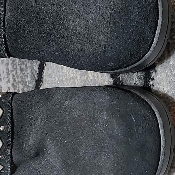 UGG LEATHER SHEEPSKIN STUDDED HEEL CLOGS - Picture 5 of 12